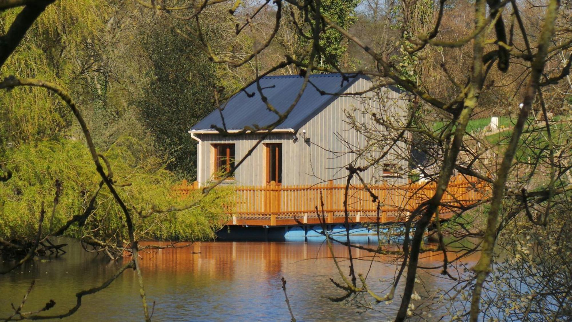 Cabanes Flottantes Et Gites Au Fil De L'Eau Colleville Exterior photo