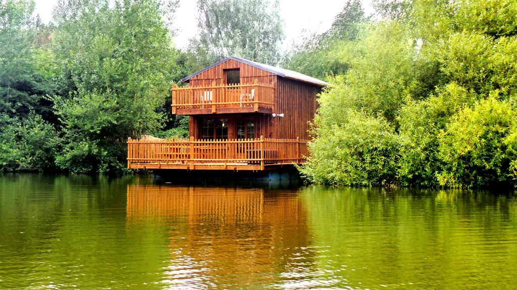 Cabanes Flottantes Et Gites Au Fil De L'Eau Colleville Exterior photo