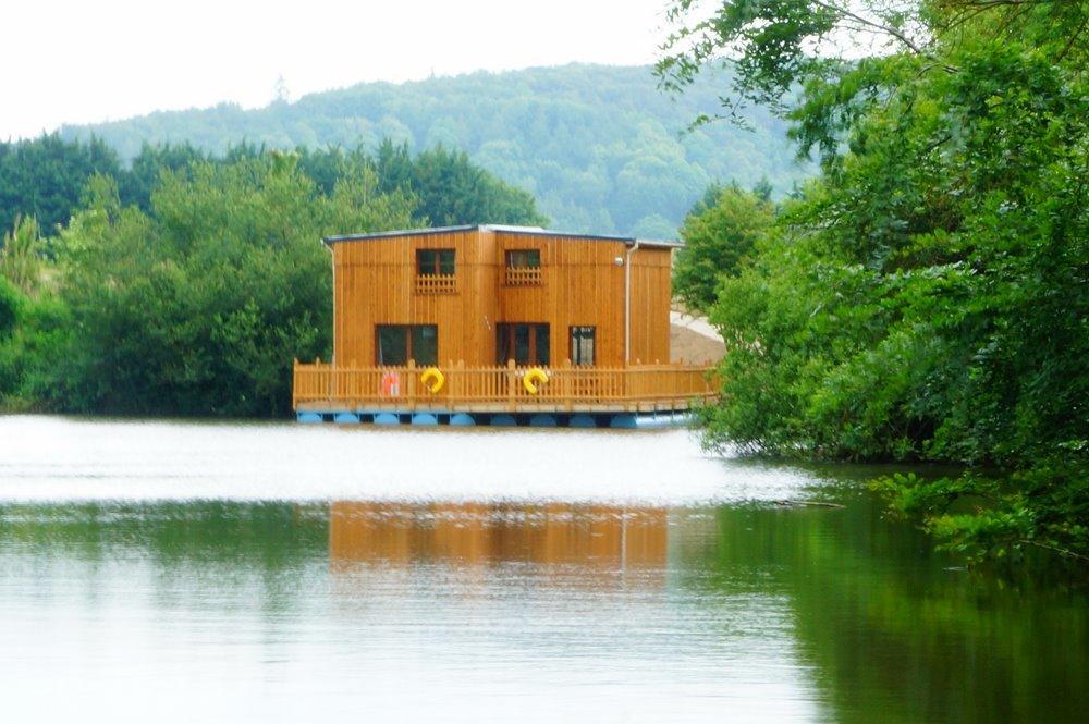 Cabanes Flottantes Et Gites Au Fil De L'Eau Colleville Exterior photo