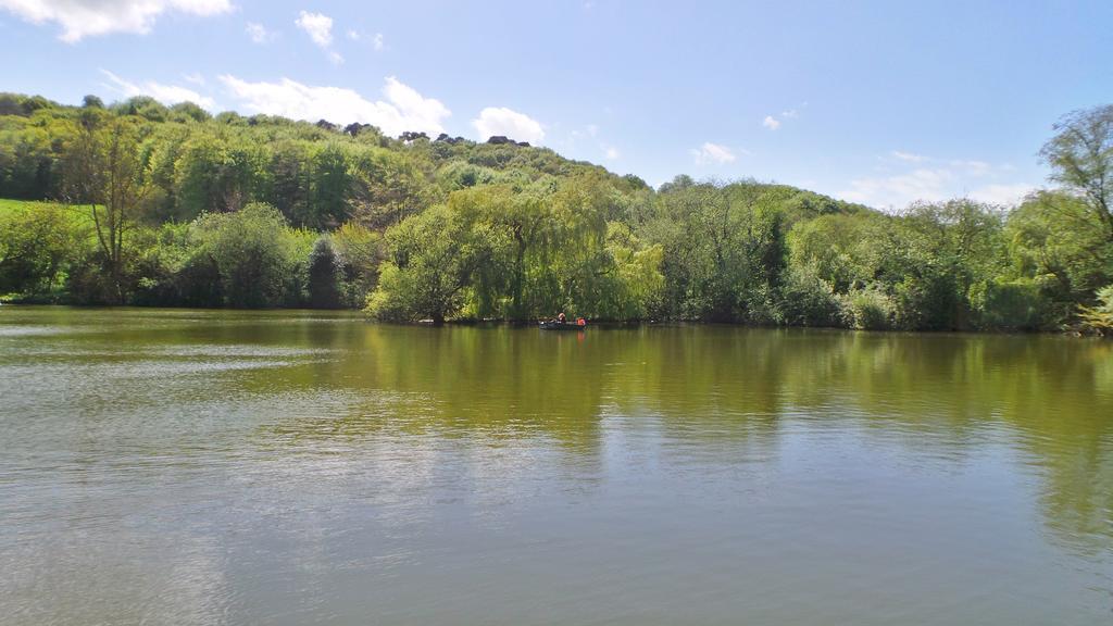 Cabanes Flottantes Et Gites Au Fil De L'Eau Colleville Exterior photo